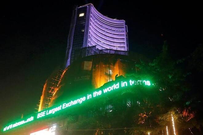 Sensex跳跃250点，HDFC双胞胎，Reliance Industries支持;卢比边缘8paise
