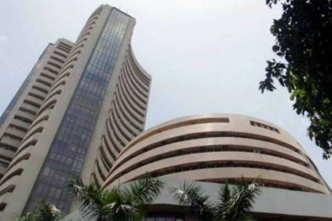 “Sensex，漂亮的漂亮公寓;高于10,700的漂亮; TCS，Infosys，Adani端口，Topgainers之间的Axis Bank