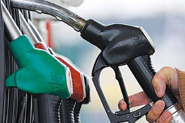 “汽油，柴油价格上涨暂停，因为原油价格倾斜到一个月
