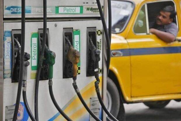 “柴油价格在10天内通过卢比削减;汽油89棉花，但高于Rs 80 Inmumbai