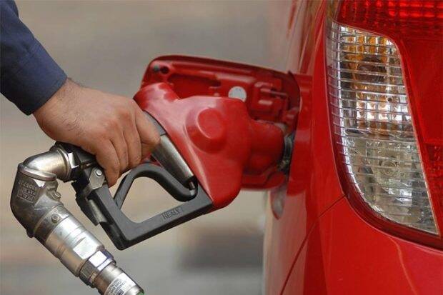 “汽油价格英寸接近每升80卢比，作为布伦特原油油渣