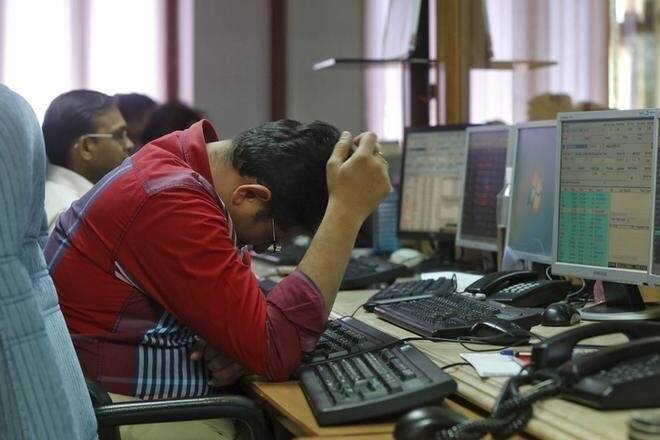 市场撤退：Sensex坠入近350分，因为重量级股票裂缝;漂亮的滑倒低于10,500.