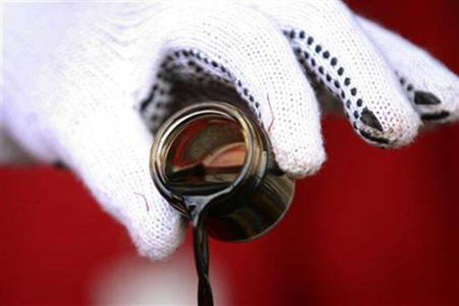 OPEC-LED生产削减的油价稳定，但臃肿的存货