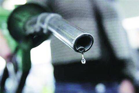 “汽油，柴油价格下跌第二天，因为原油击中7-每周一次