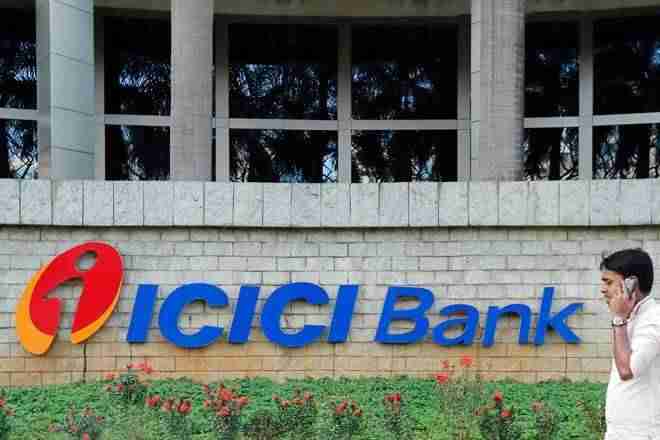 “随着Videocon-Kochhar家庭悬垂的，ICICI Bank股票从一天的高位汇率滚动3％