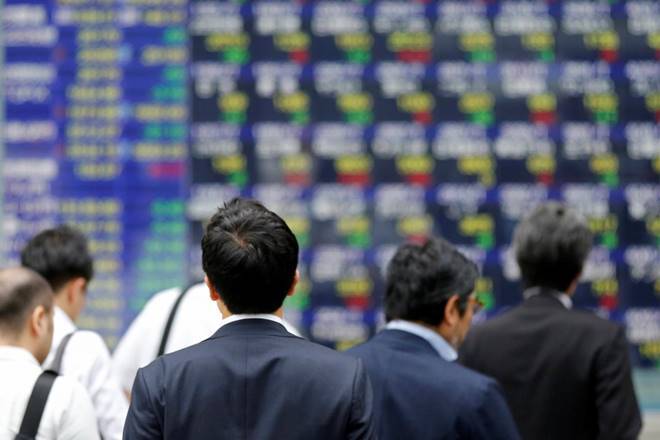 亚洲股票随着投资者眼新的风险而拉回来; oilhigher.