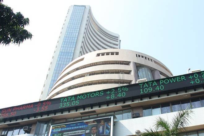 Sensex，漂亮的转向平，因为yeddyurappa的出口重; SBI，ICICI银行，TCS增长2％; Ril，Maruti下降1％