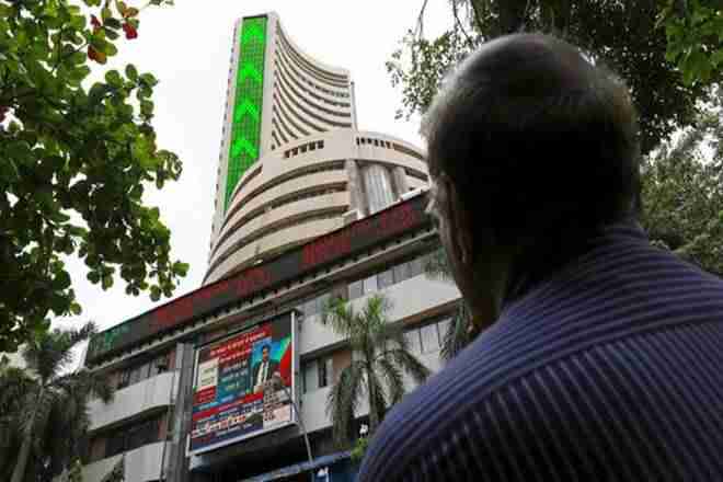 Sensex Tanks 190点开放，漂亮的下降60点，因为卢比翻滚继续; Kotak Mahindra Bank下跌2％