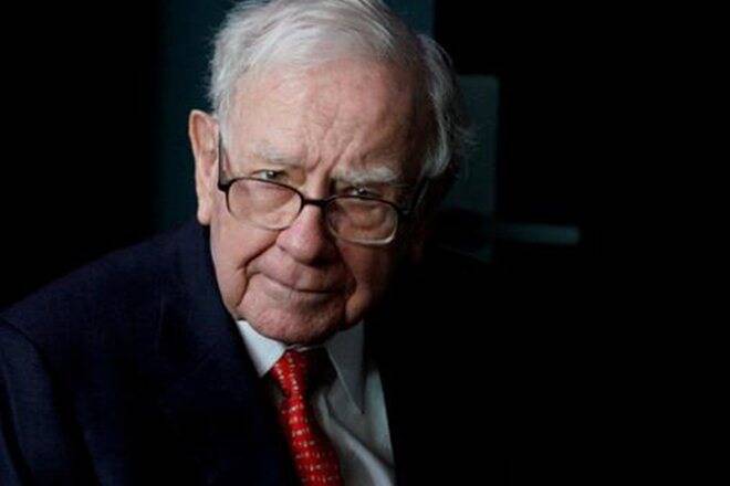 Warren Buffett将另一件咬到Apple股票，说iPhone是'Enormicylunder的'