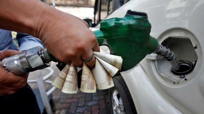 汽油价格上涨至新鲜的历史新高;现在在孟买达到89.54卢比;检查修订后