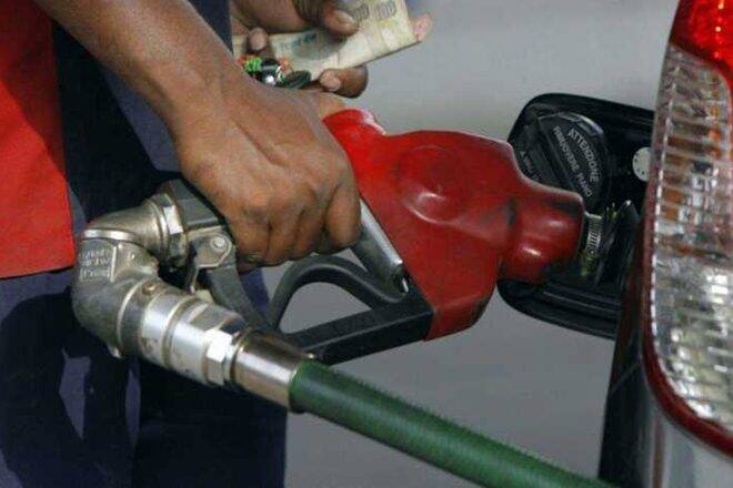 汽油，柴油价格进一步削减了排灯节;检查孟买德里的修订费率