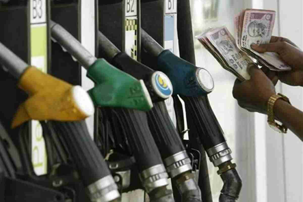 汽油，柴油价格今天：燃料价格保持不变;汽油在68.65卢比每升Indelhi