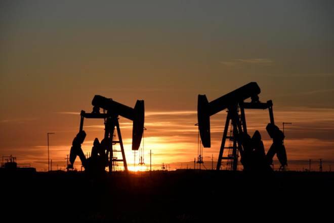 石油幻灯片上升美国原油库存，沙特阿拉伯发誓要保持市场平衡