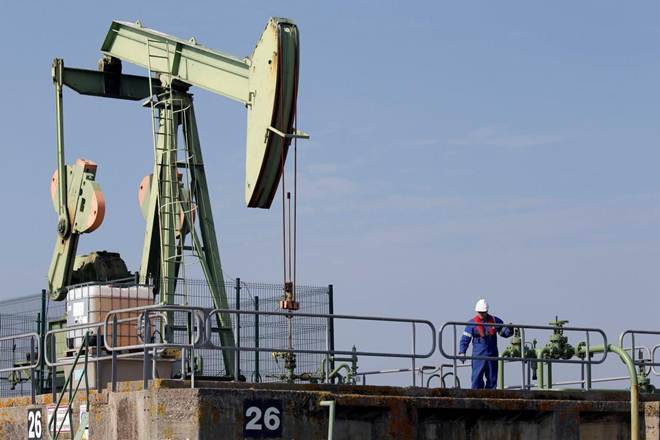 崛起的美国原油库存报告的石油逢低，但市场仍然存在