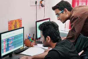 没有星期一的布鲁斯为公牛，Sensex Rallies 377分，漂亮定居8730