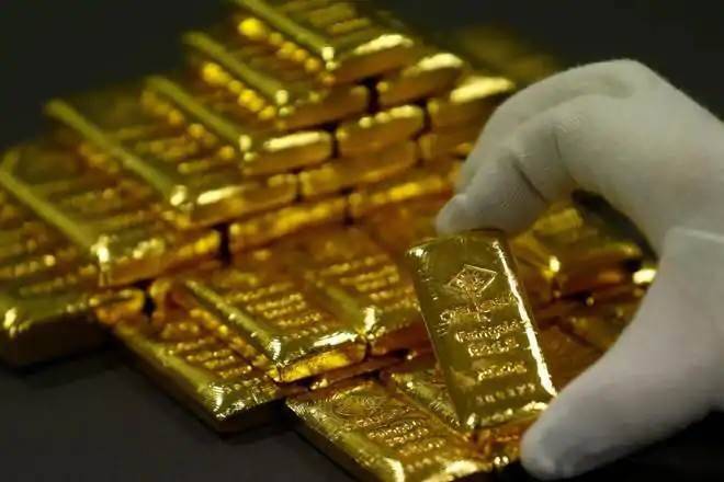 黄金接近40,000卢比;银色飙升RS2,110