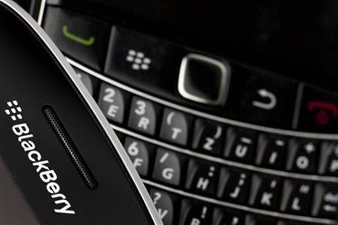 免费的手机，Blackberry Posts Profim，说更多攻击