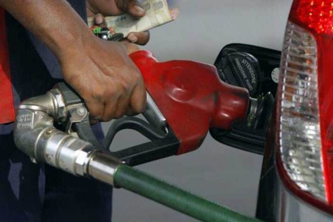 汽油，柴油价格要徒步旅行;随着政府增加切除术