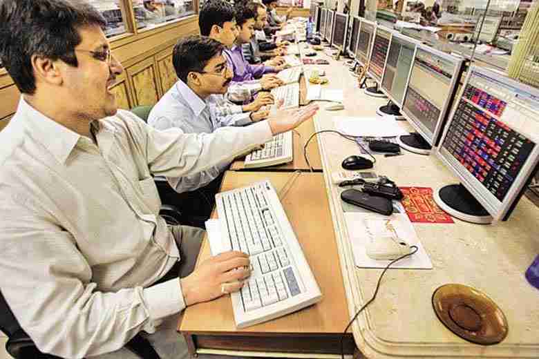 股票虫咬伤印度的小城镇投资者，因为股票飙升到全职高度