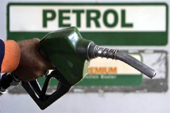 柴油现在的成本和汽油一样，燃料价格在孟买升至85卢比上涨85卢比;查看价格Indelhi.