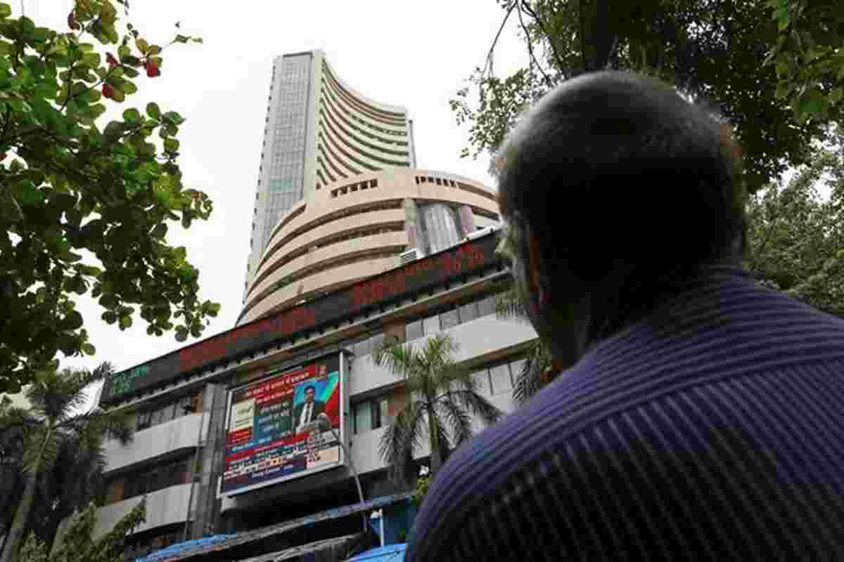 Sensex，星期三漂亮的公寓; Mahindra＆Mahindra，Bajaj Auto Gain，而Bank Stocksslip