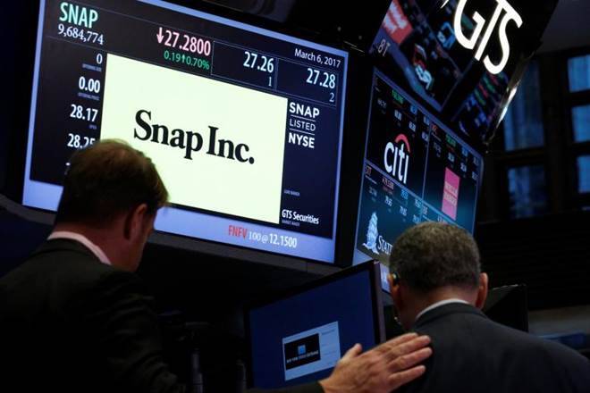 作为投资者标志着第一emergeReport，Snap Shares Plumpet