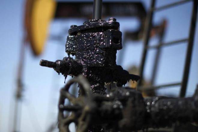 OPEC供应上涨的石油逢低，但政治risksupports