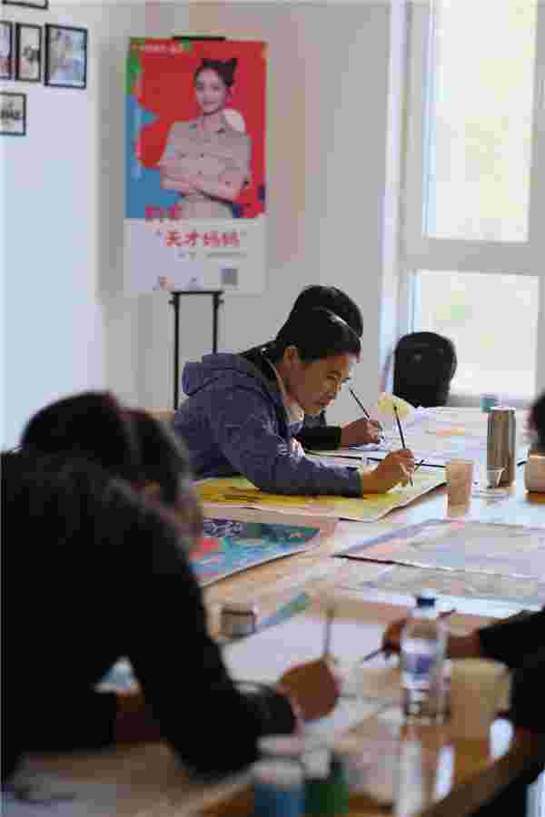 天才妈妈农民画登T台上联合国！腾讯网友一块做好事助力乡村振兴