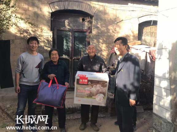 “衣”旧情深  “被”加感动——邢台移动开展暖冬行动为贫困群众捐赠棉衣棉被