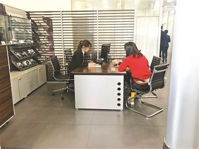 奔驰生意未受影响 部分店仍收服务费