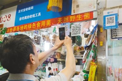 当“无现金”便利面对“有钱花不出”尴尬，怎解？