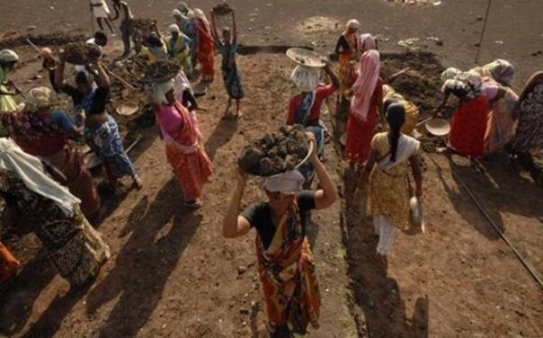 随着恐慌的消退 MGNREGS的工作在下降中犹豫不决