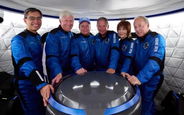 杰夫贝索斯的蓝色起源于2022年发射了第一批新谢泼德航天员