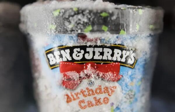 冰淇淋冰柜在Ben&Jerry的所有者试用中“加热”