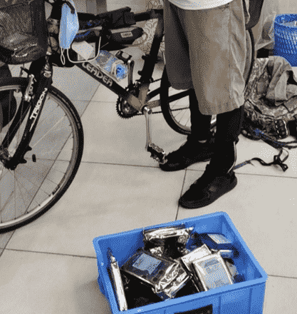 “一男子想要利用自行车挂包携带33个硬盘入境结果可想而知