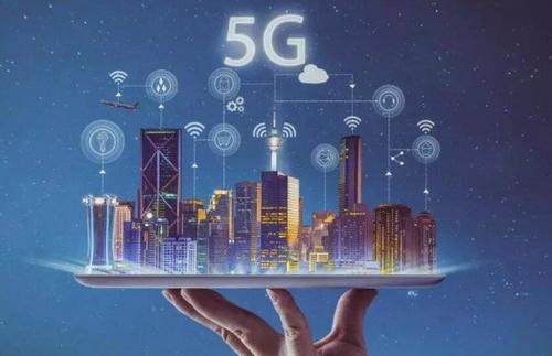 “5G资讯：一个个5G AAU设备正陆续被通信建设者们拉上铁塔