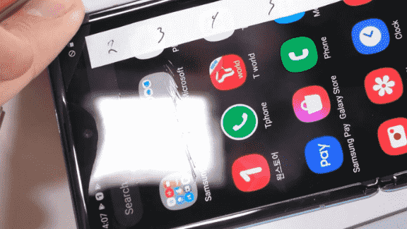 “5G资讯：耐用性测试显示Galaxy Z翻盖显示器非常容易刮擦