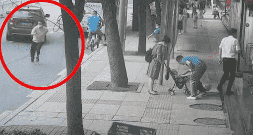 湖北十堰男子公交车上袭胸后跳窗逃跑