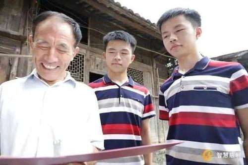 湖南双胞胎分别被清北录取 父亲笑开了花