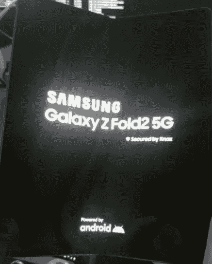 在此真实图像中发现的三星Galaxy Z Fold 2的设计