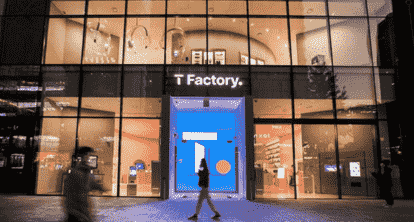 销售智能手机的商店 Factory没有员工使用面部识别
