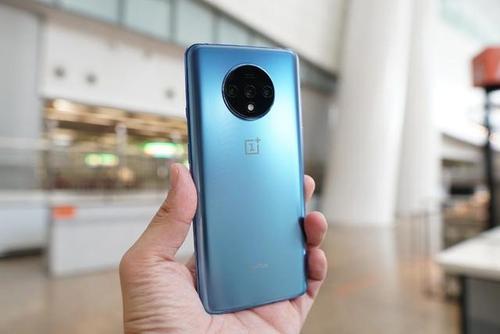 “科技在线：OnePlus7的升级版和OnePlus7Pro的较便宜版本