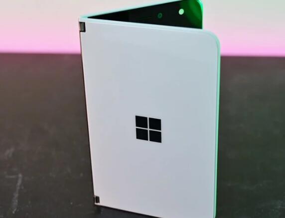 “科技推荐：微软的最新广告展示了SurfaceDuo独特的外形