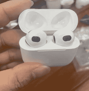 科技推荐：所谓的AirPods3渲染和实时图像展示了类似于苹果AirPodsPro的设计